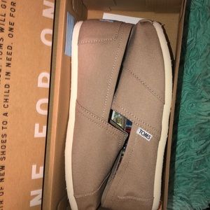 100% Authentic, Never Worn, includes Shoes Box.